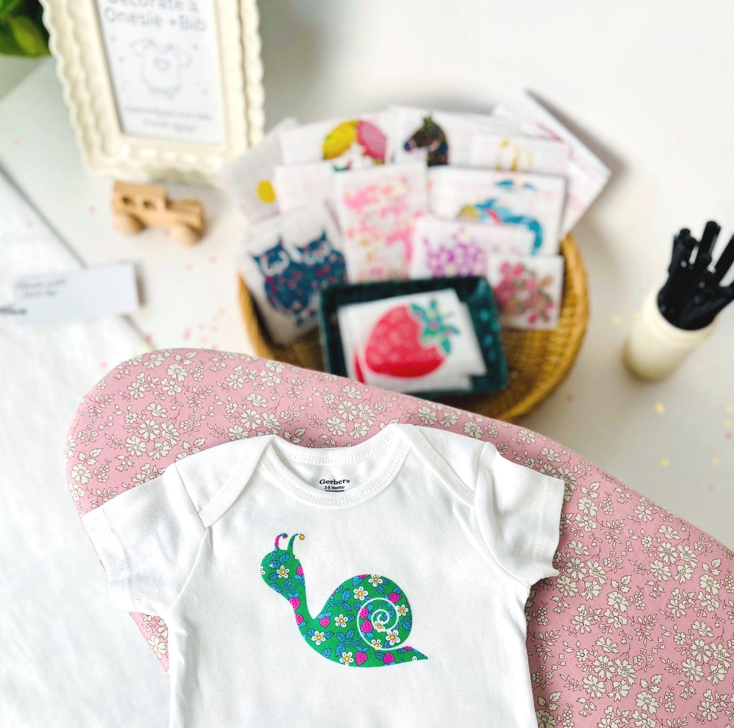 Mama + Baby Animals, Baby Shower Onesie & Bib Decorating Kit