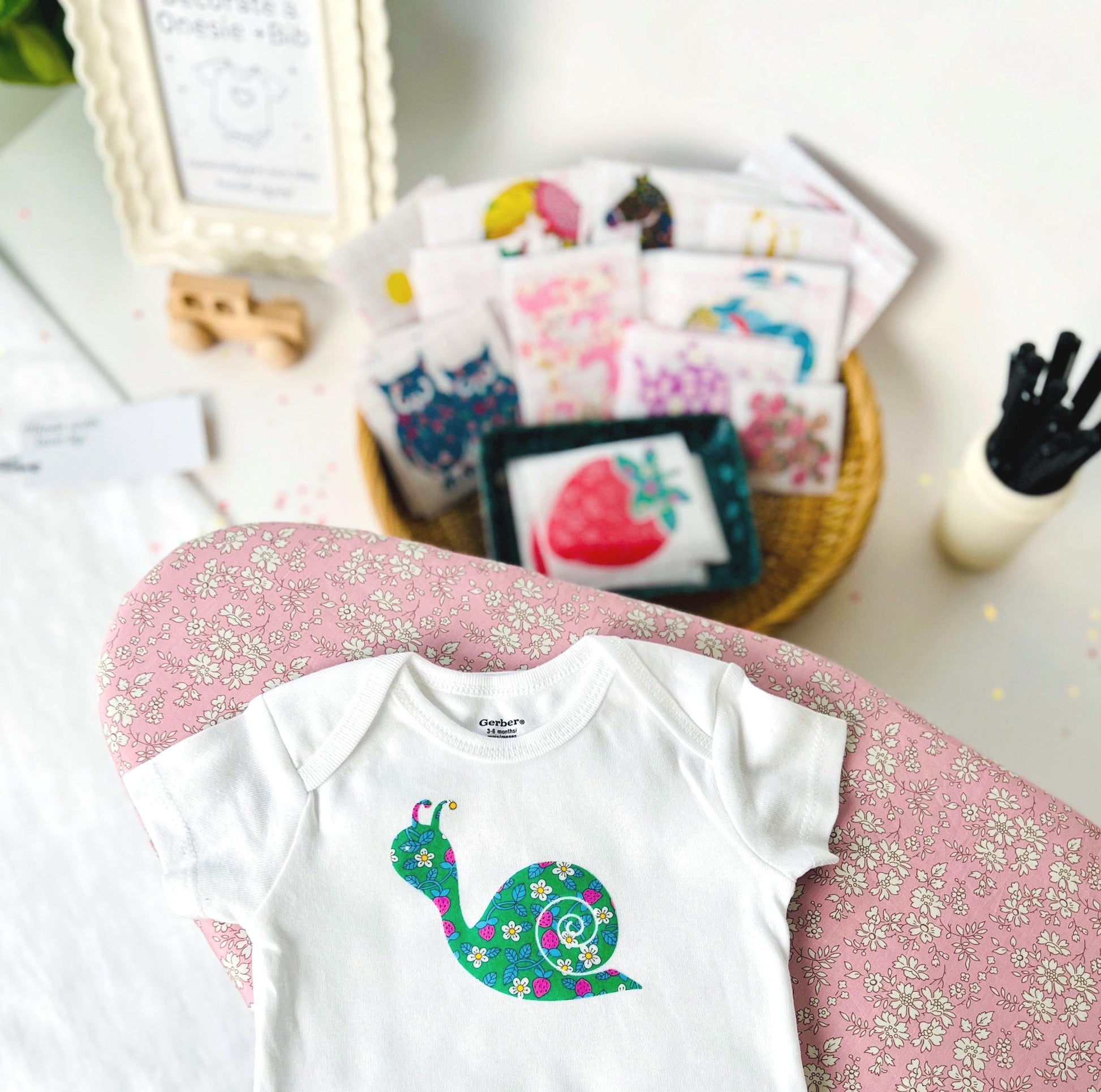 Mama + Baby Animals, Baby Shower Onesie & Bib Decorating Kit